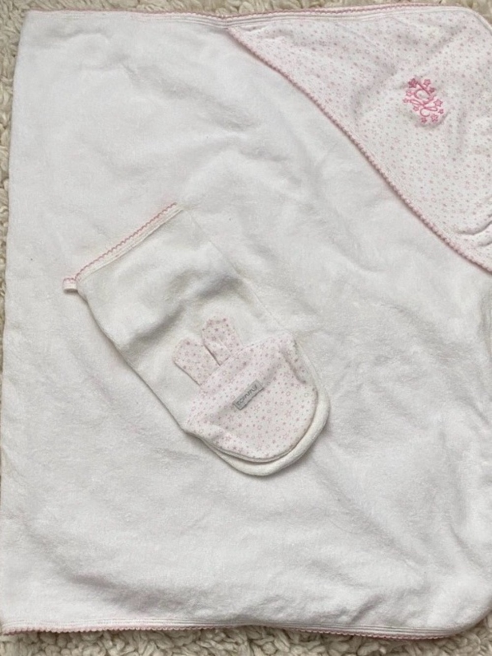 Tommy Hilfiger sweet 
White & Pink hooded Baby
Towel  with Matching mitten NWOT
